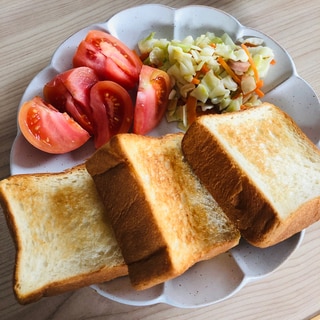 トーストとトマトと野菜炒めのモーニングプレート